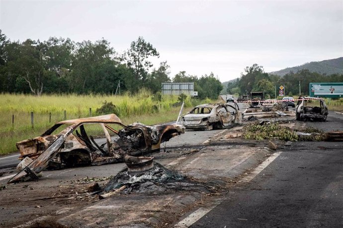 Vehículos quemados en una carretera de Nueva Caledonia durante los disturbios.