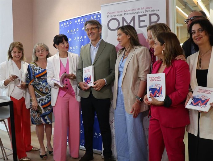 El consejero de Economía, Hacienda y Empresa, Luis Alberto Marín, junto a asociadas de OMEP