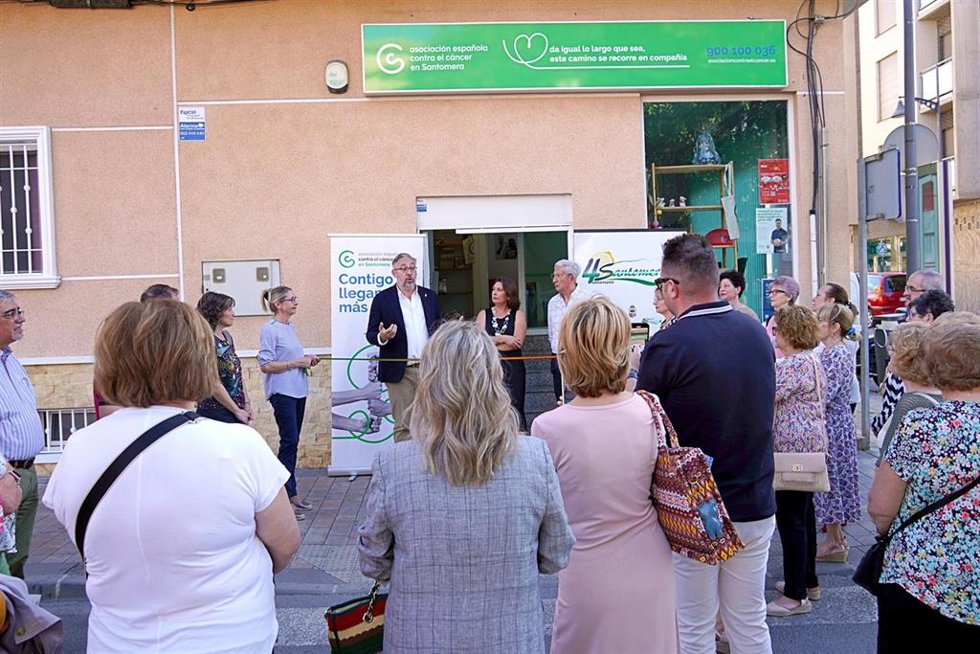 Imagen de la inauguración de la sede de la Junta Local de la AECC en Santomera