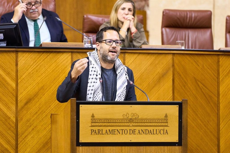 Archivo - El portavoz de Adelante Andalucía, José Ignacio García, en una imagen de archivo en el Pleno del Parlamento portando el pañuelo palestino.