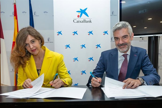 El managing director Institutional Banking de CaixaBank, Javier Broncano, y la tesorera de la Asociación de Mujeres en el Sector Público, Matilde Castellanos.