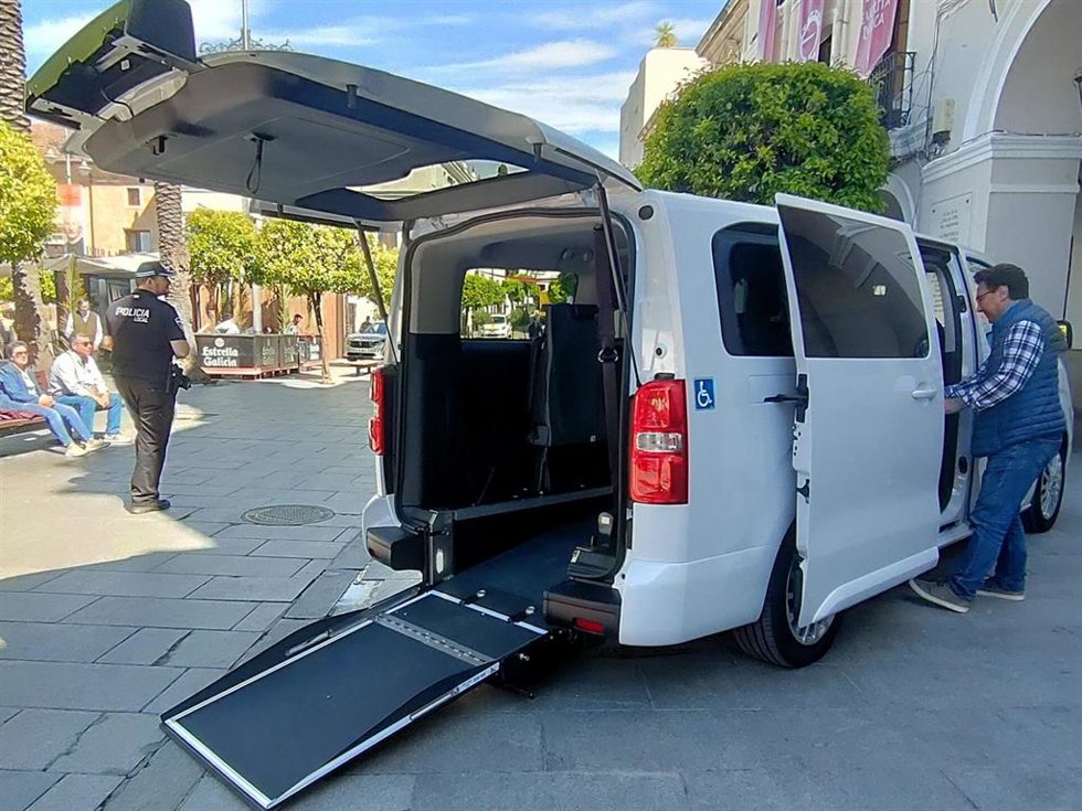 Nuevo furgón adaptado a personas con movilidad reducida del centro ocupacional Proserpina de Mérida.