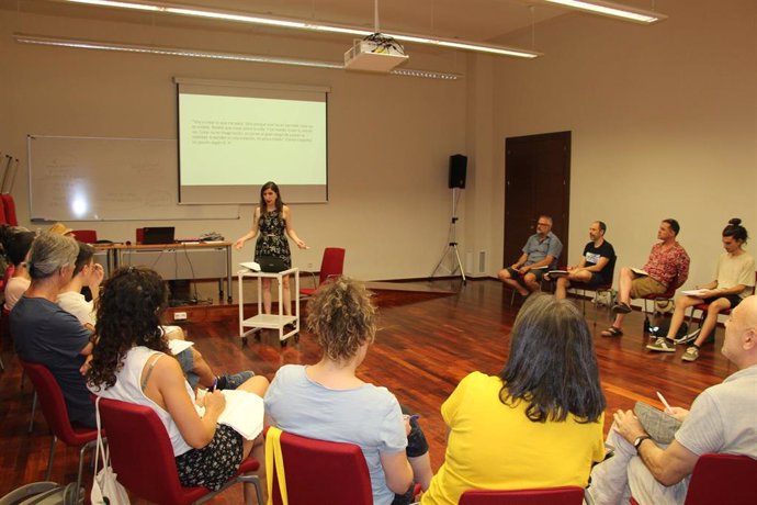 Archivo - Imagen de un taller de la Escuela de Teatro de la UNIA.