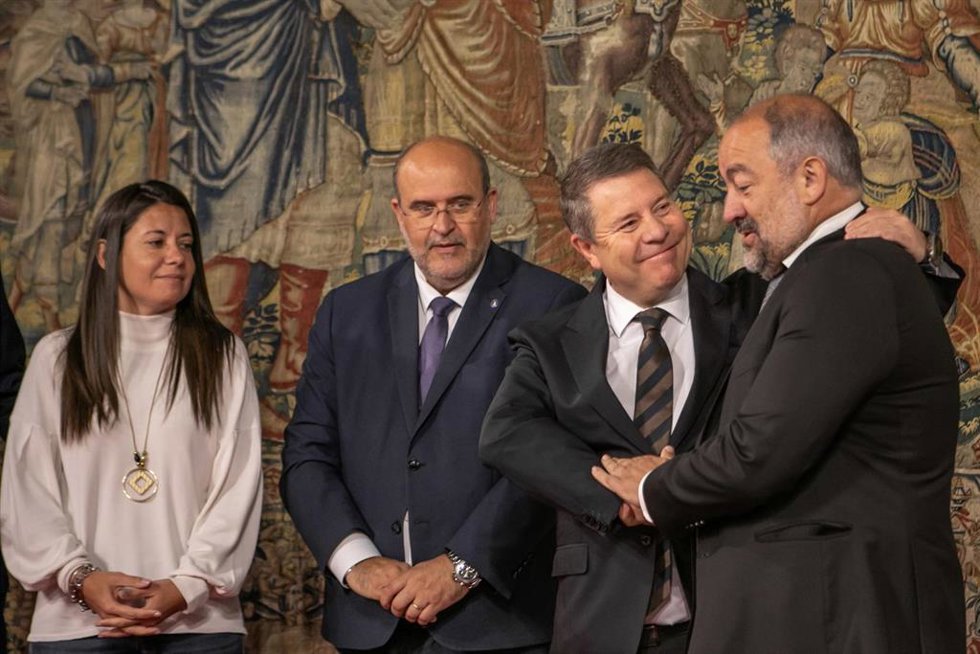 Junta y UCLM sellan un acuerdo para que la universidad sea un "andamio social" para jóvenes vulnerables.