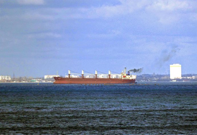 Archivo - 06 January 2023, Ukraine, Odessa: A ship is seen in the grain corridor in Odessa, southern Ukraine. Grain export from ports of Great Odessa continues despite holidays. Photo: -/Ukrinform/dpa