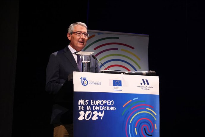 El presidente de la Diputación de Málaga, Francisco Salado, durante su intervención en el acto central en España del Mes Europeo de la Diversidad, que ha tenido lugar en el auditorio Edgar Neville.