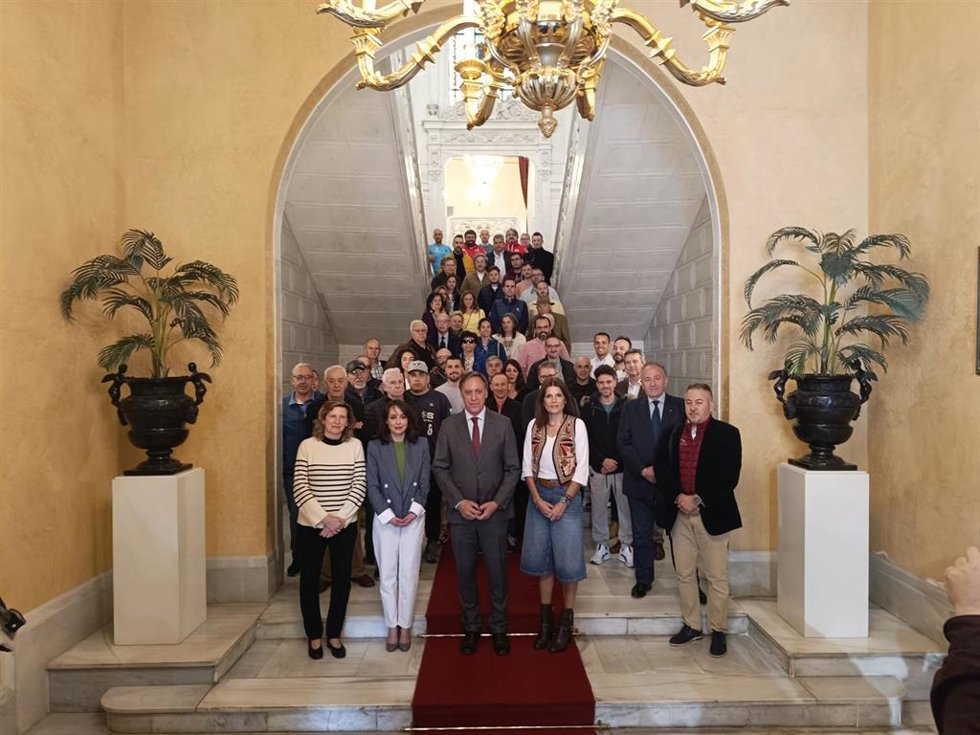 El alcalde de Salamanca, Carlos García Carbayo, junto a concejalas y organizadores y colaboradores de distintos eventos en las fiestas de San Juan de Sahagún