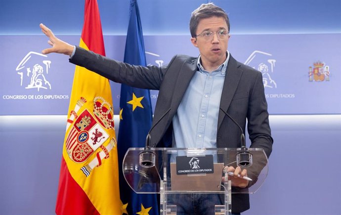 El diputado de Sumar y líder de Más País, Iñigo Errejón, tras una rueda de prensa posterior a la Junta de Portavoces, en el Congreso de los Diputados, a 21 de mayo de 2024, en Madrid (España).