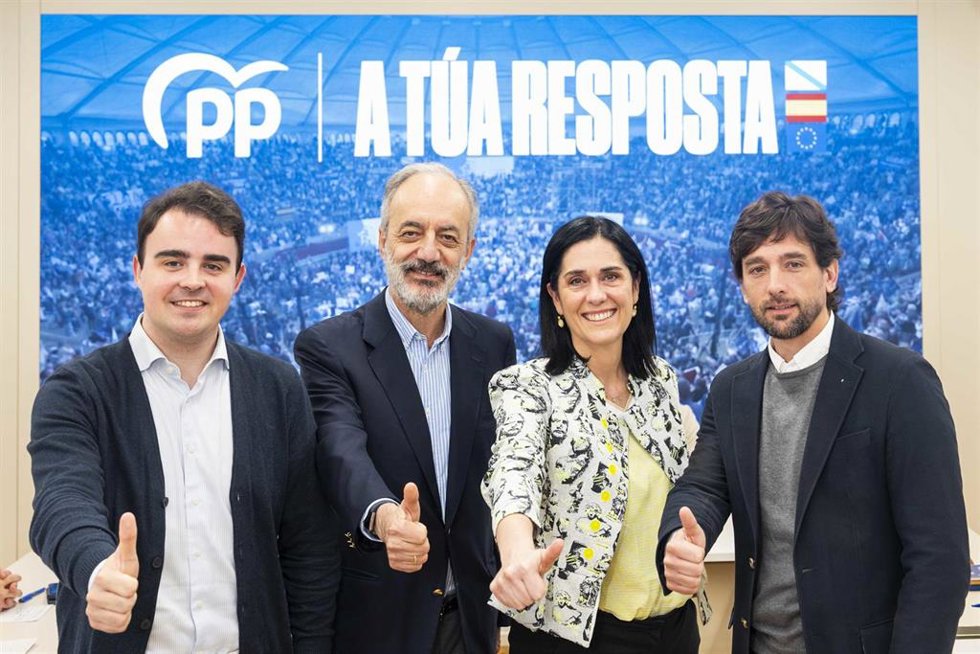 Los candidatos del PPdeG a las elecciones europeas, Pablo Gómez Cedrón, Francisco Millán Mon y Adrián Vázquez, junto a la secretaria xeral del PPdeG, Paula Prado, en la reunión del comité electoral, en Santiago