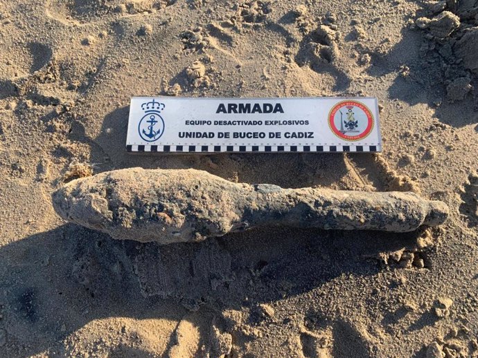 Proyectil hallado en la playa de Camposoto