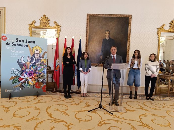 La artista Paloma Pájaro, primera por la izquierda, junto al alcalde de Salamanca, Carlos García Carbayo, en el centro, y las concejalas Carmen Seguín, Almudena Parres y Vega Villar, de izquierda a derecha