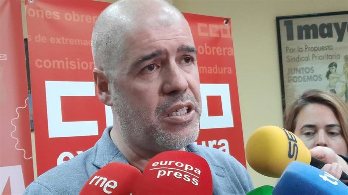 El secretario confederal de CCOO, Unai Sordo, atiende a los medios en BAdajoz