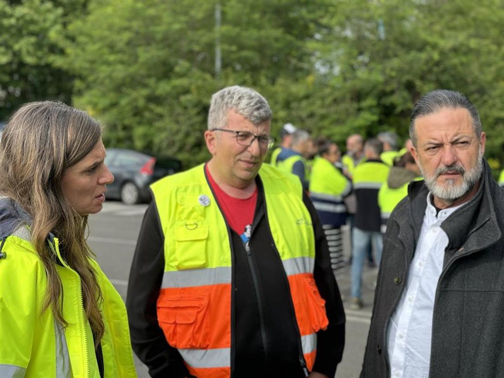 Manu Pineda (IU-Sumar) muestra su apoyo a la plantilla de Sekurit y rechaza los planes de deslocalización de la empresa.