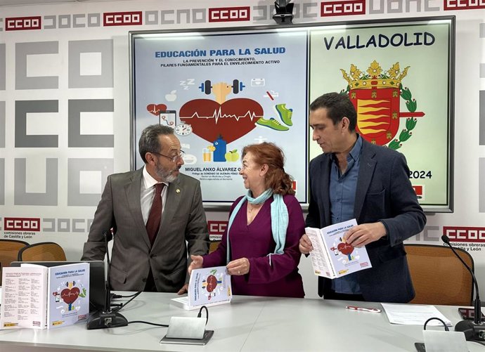 El escritor Miguel Anxo Álvarez, la secretaria de Pensionistas y Jubilados de CCOO Castilla y León, Mari Sol García, y el secretario general de CCOO Castilla y León, Vicente Andrés, en la presentación del libro 'Educación para la salud'.