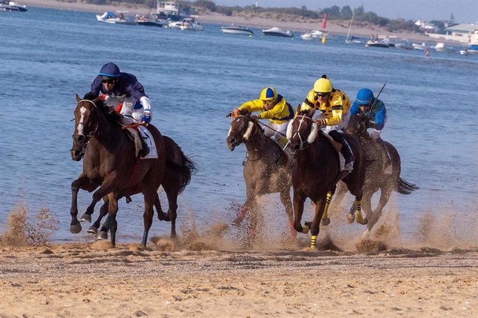 Archivo - Imágenes de la primera carrera de caballos del segundo ciclo, a 25 de agosto de 2023, en Sanlúcar de Barrameda, (Cádiz, Andalucía, España). ARCHIVO.