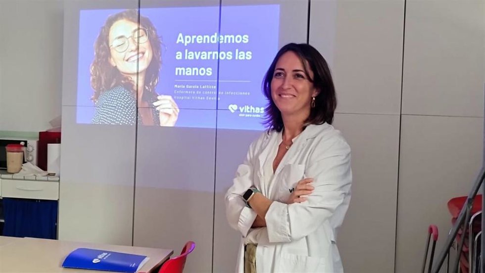 Vithas Sevilla acerca a los menores de la Fundación Balia las claves para una correcta higiene de manos.
