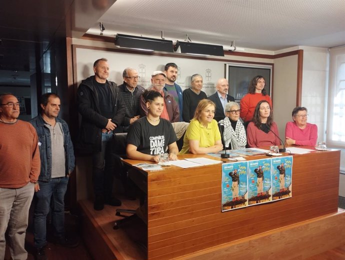 Representantes de las entidades que forman el 'Conceyu Abiertu pola Paz' con la diputada Covadonga Tomé.