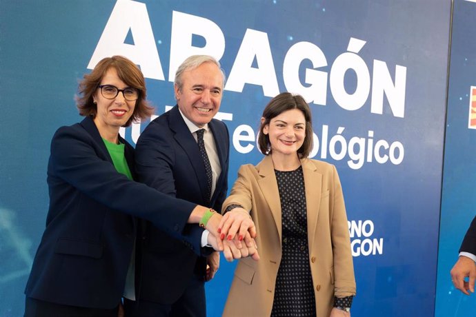 El presidente del Gobierno de Aragón, Jorge Azcón, junto a la directora general de AWS en España y Portugal, Suzana Curic, y la directora de Política Pública de Infraestructuras de la compañía, Niamh Gallagher.