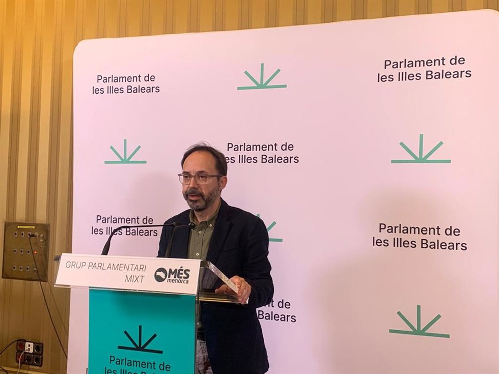 El portavoz de Més per Menorca, Josep Castells, en rueda de prensa.