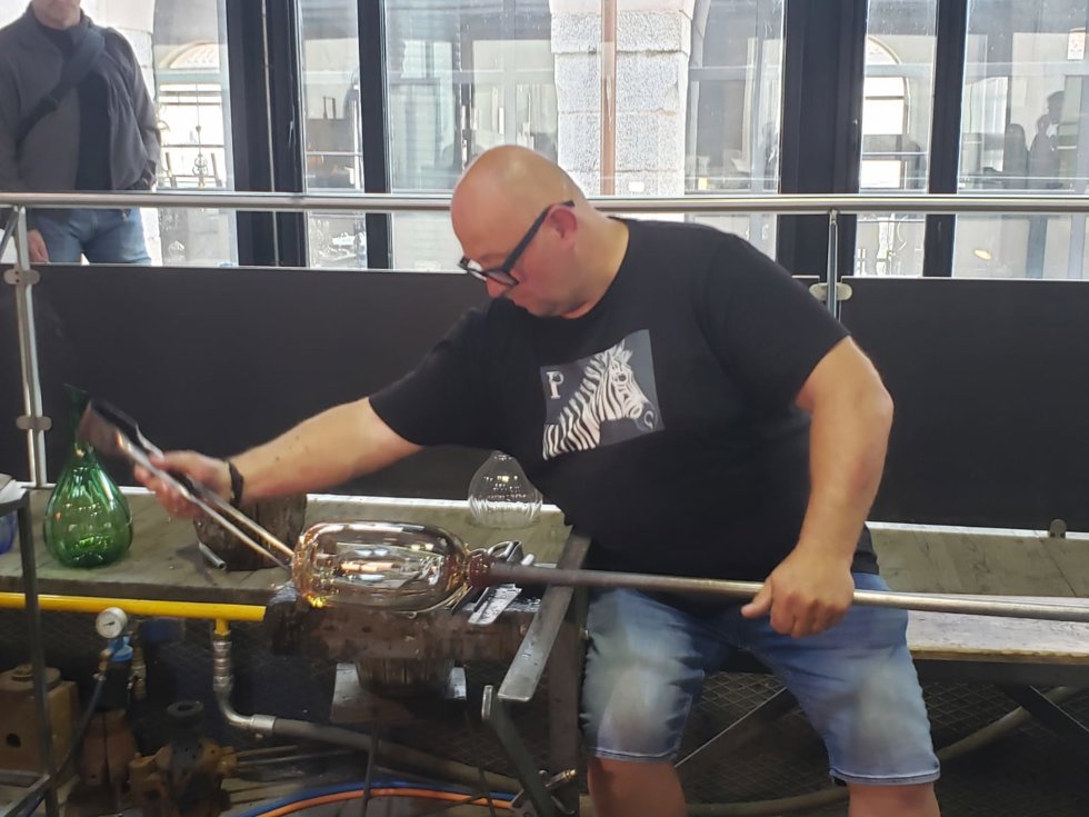 Maestro vidriero checo en pleno trabajo