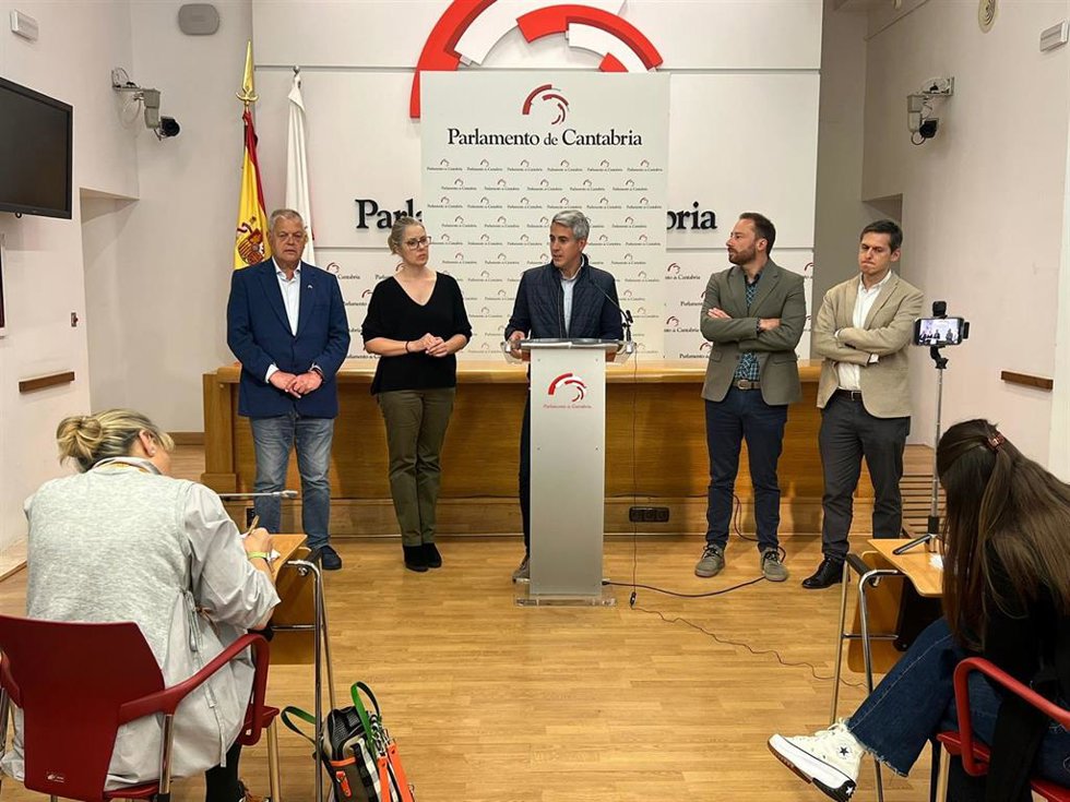 Pablo Zuloaga durante la rueda de prensa del Grupo Parlamentario Socialista