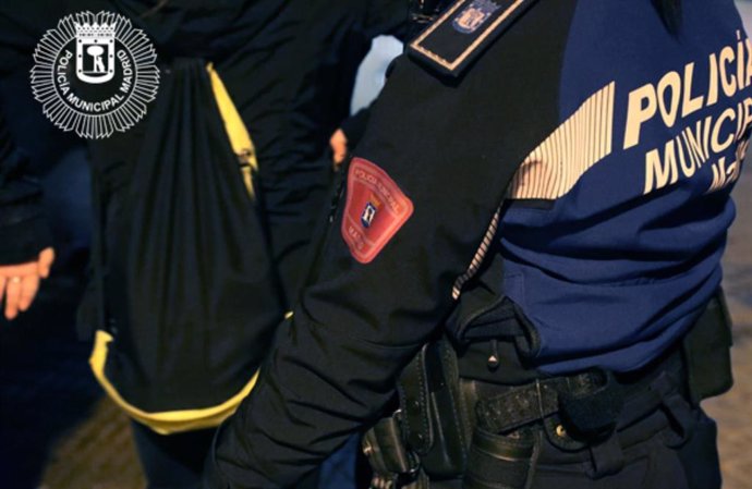 Archivo - La Policía Municipal de Madrid detiene a una persona.