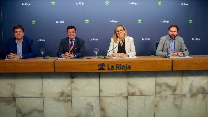 El consejero de Hacienda, Alfonso Domínguez; la consejera de Economía, , Belinda León; el director ejecutivo de la Universidad Internacional de la Rioja (UNIR), Javier Galiana, y el secretario general de la FER, Eduardo Fernández, presentan FOROIA