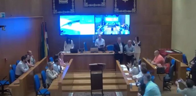 El nuevo alcalde expulsado del PSOE toma el bastón de mando junto al portavoz municipal del PP