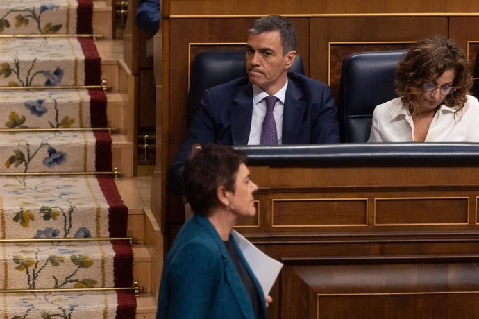 La portavoz de EH Bildu en el Congreso, Mertxe Aizpurua,  pasa delante del presidente del Gobierno, Pedro Sánchez durante una sesión plenaria, en el Congreso de los Diputados, a 22 de mayo de 2024, en Madrid (España). 