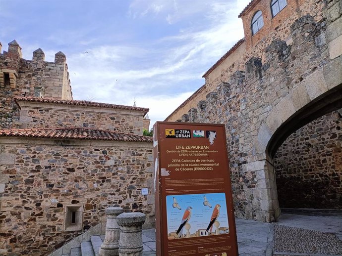 Cartel de la ZEPA urbana de Cáceres junto al Arco de la Estrella