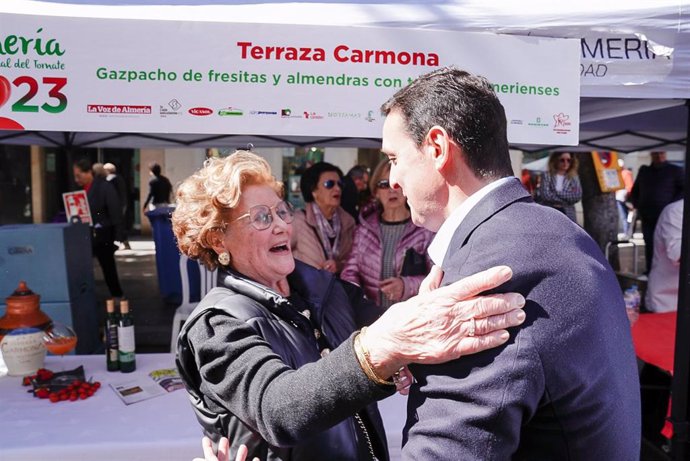Manola Baraza, de Terraza Carmona, junto al presidente de la Diputación de Almería, Javier Aureliano García.