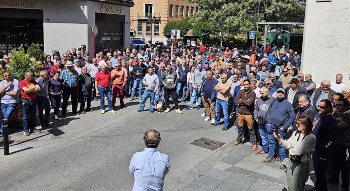Los agricultores de Guadalajara protestan en la calle contra la limitaciones de la Junta al uso de cosechadoras .