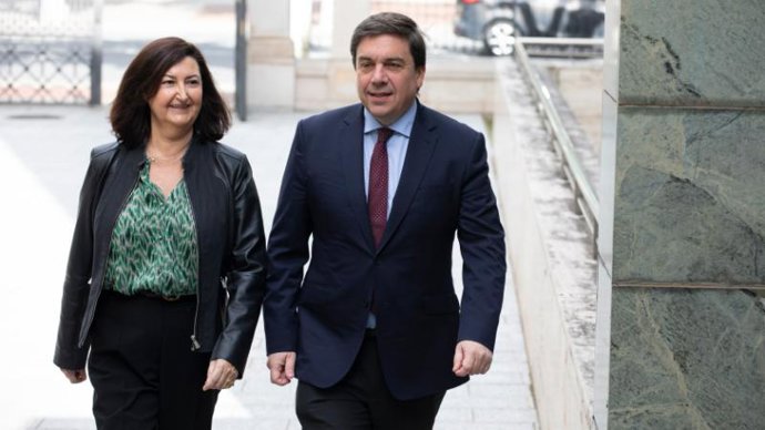 El consejero de Educación y Empleo, Alberto Galiana, y la directora general de Empleo, Cristina Salinas