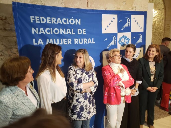 La presidenta de Femur, Juana Borrego (centro, chaqueta roja), con las organizadoras y ponentes de la jornada