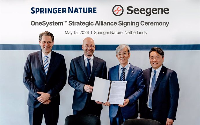 De izquierda a derecha: Marc Spenlé, director de operaciones de Springer Nature; Frank Vrancken Peeters, consejero delegado de Springer Nature; el Doctor Jong-Yoon Chun, consejero delegado y fundador de Seegene; y Jun B. Kim, vicepresidente ejecutivo y di