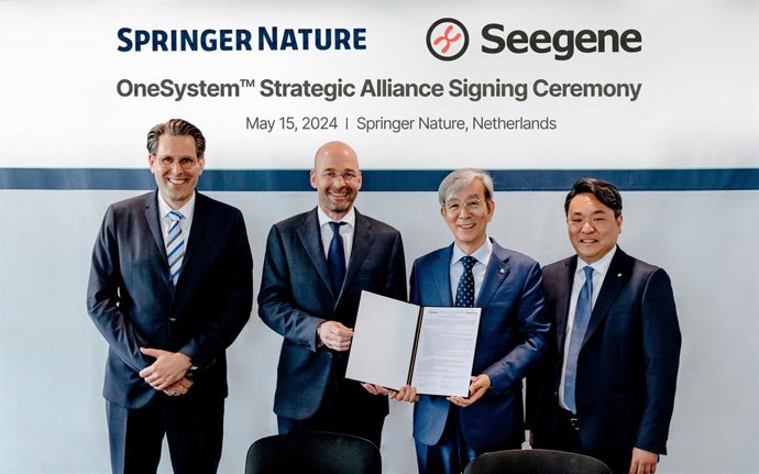 De izquierda a derecha: Marc Spenlé, director de operaciones de Springer Nature; Frank Vrancken Peeters, consejero delegado de Springer Nature; el Doctor Jong-Yoon Chun, consejero delegado y fundador de Seegene; y Jun B. Kim, vicepresidente ejecutivo y 