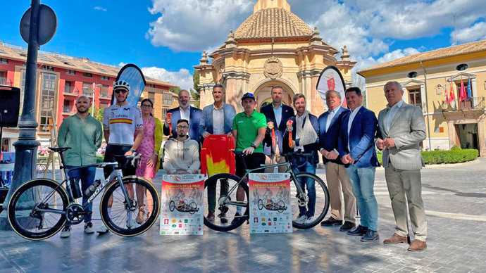 Foto de familia en la presentación del Campeonato de España de Ciclismo Paralímpico en Carretera