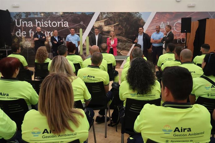 La alcaldesa de Alcalá de Guadaíra, Ana Isabel Jiménez, ha dado la bienvenida este miércoles a los 53 nuevos trabajadores.