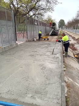 Obras de mantemiento por parte de técnicos del Ayuntamiento de Huelva.