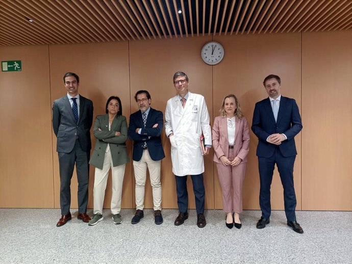 Foto familia de expertos que han participado en la jornada con periodistas que ha organizado la Cátedra Gilead de Innovación en Oncología del Cancer Center de la Universidad de Navarra (Cátedra Gilead-CCUN) sobre oncología.