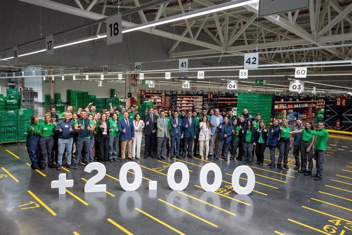 El presidente de la Junta de Andalucía, Juanma Moreno, visita la Colmena de Mercadona en Sevilla