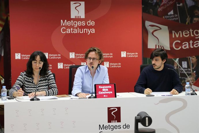 El secretario de residentes y jóvenes facultativos de MC, Albert Mayer, y los médicos internos residentes Marc Albiol y Merc Gil en la rueda de prensa de presentación de la Encuesta MIR Catalunya en Barcelona