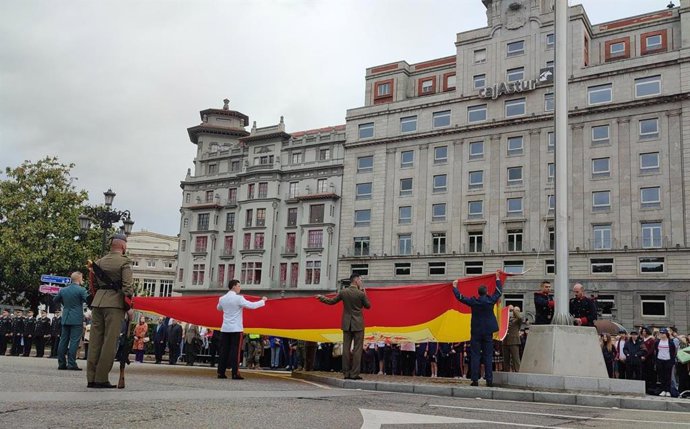 Acto de izado de la bandera de España en la Plaza de la Escandalera de Oviedo.