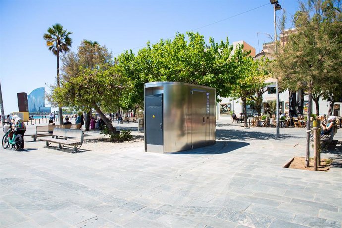 Uno de los lavabos públicos instalado en la Barceloneta.
