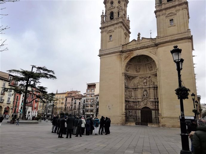 Archivo - Turistas frente a la catedral de La Redonda en Logroño