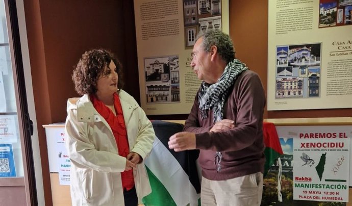 La viceconsejera de Derechos Ciudadanos, Beatriz González Prieto, y el concejal de Izquierda Unida en Muros de Nalón, Elio Castaño.