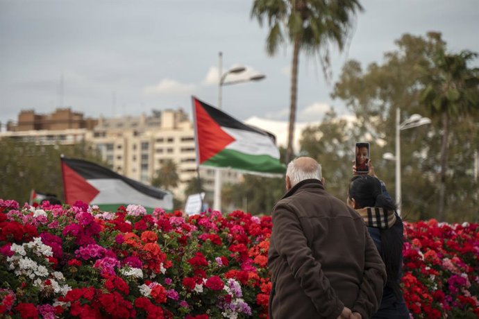 Archivo - Diverses persones durant una manifestació en suport a Palestina