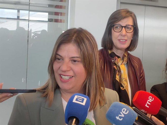 La vicepresidenta del Gobierno del Principado y consejera de Presidencia, Gimena Llamedo, y la consejera de Transición Ecológica, Industria y Desarrollo Económico, Nieves Roqueñí tras reunirse con grupos  sobre el proyecto de Ley de Proyectos Estratégicos