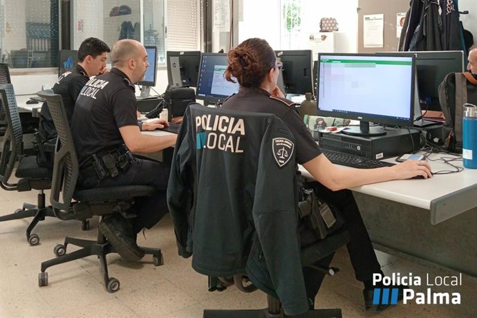 Agentes en las oficinas de la Policía Local.