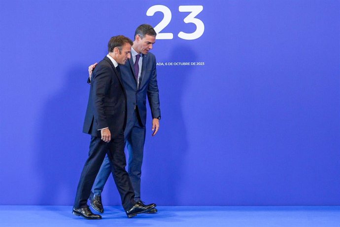 Archivo - El presidente del Gobierno en funciones, Pedro Sánchez, q saluda al presidente de Francia, Emmanuelle Macron